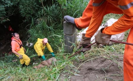 Equipes da Prefeitura de Jacareí utilizam técnicas de rapel na limpeza do Córrego do Tanquinho