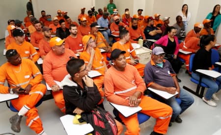 Semana do Gari homenageia mais de 500 colaboradores ligados à limpeza urbana, em Jacareí