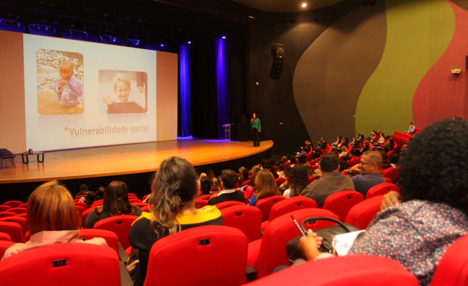 Jacareí promove seminário sobre medidas socioeducativas, com foco em educação, no Teatro Municipal