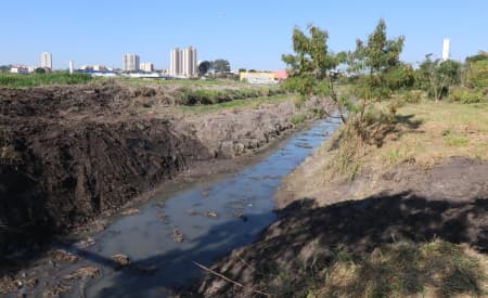 Rotina de zeladoria urbana em Jacareí conta com caminhão hidro jato, desassoreamento de córrego e limpeza de vala de drenagem