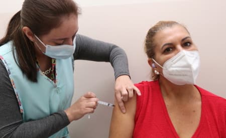 Prefeitura de Jacareí abre os postos de saúde para aplicação da vacina contra a Covid-19 e contra a gripe neste sábado (25)