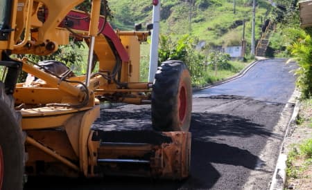 Obra de asfaltamento! Rua 5, no Jardim Bela Vista II, recebe asfalto, guias e sarjetas