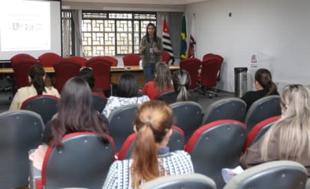 Vigilância em Saúde de Jacareí ministra curso de boas práticas nos serviços de embelezamento