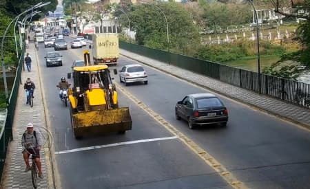 Retroescavadeira furtada em Igaratá é recuperada em Jacareí por meio de imagens do COI