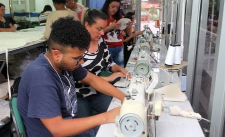 Moda em alta! Estudantes participam de curso de corte e costura, em Jacareí