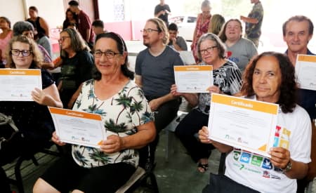 Moradores do bairro Igarapés participam de formatura do programa Comunidade Empreendedora