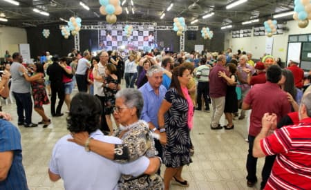 ‘Vem Bailar’! Cerca de 500 pessoas participam de baile em comemoração ao mês do idoso, em Jacareí