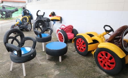 Funcionários da ‘Subprefeitura Nilo Máximo’ constroem brinquedos com pneus usados