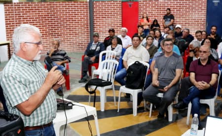 Cerca de 80 moradores do bairro Chácaras Guararema participam de reunião para informações sobre cadastro socioeconômico