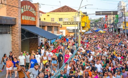 Bloco do Barbosa arrasta multidão pelas ruas centrais de Jacareí