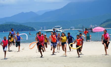 Programa ‘Agita Férias’, da Secretaria de Esportes & Recreação, leva 250 crianças de Jacareí para conhecer a praia
