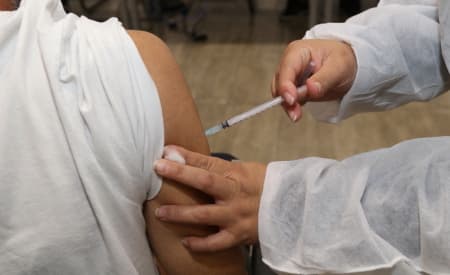 Jacareí inicia aplicação da vacina bivalente contra a Covid-19 para idosos com 60 anos ou mais