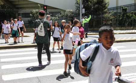 Atravesse na faixa! Projeto “Travessia Segura” leva segurança para estudantes e motoristas e passa a integrar Comitê Cidade Saudável
