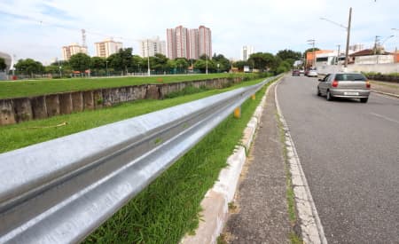 Três quilômetros de novos guardrails! Secretaria de Mobilidade Urbana de Jacareí instala proteção metálica em diversas vias da cidade