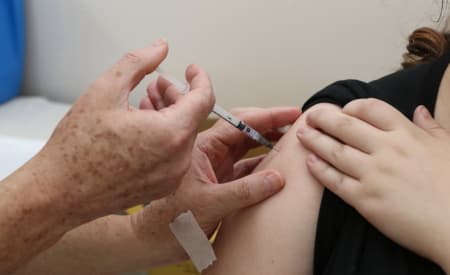 Vacina bivalente contra a Covid-19 passa a ser oferecida em Jacareí para pessoas com 12 anos ou mais, com comorbidade, a partir de terça-feira (04)