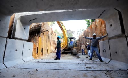 Córrego Seco: interdição da Rua Irajá marca mais uma etapa da obra. Veja fotos do andamento dos serviços