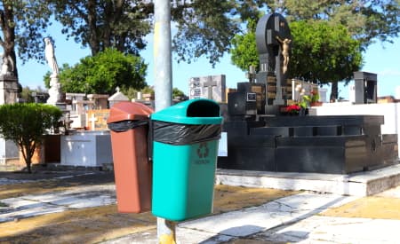 Prefeitura de Jacareí instala novas lixeiras nos cemitérios municipais