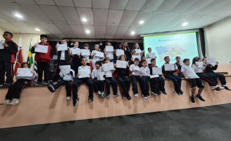 Educação entrega certificados de Inglês para 235 alunos municipais