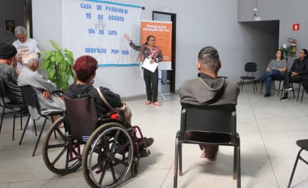 Casa de Passagem de Jacareí recebe oficina socioeducativa sobre o Dia Nacional de Luta da População em Situação de Rua
