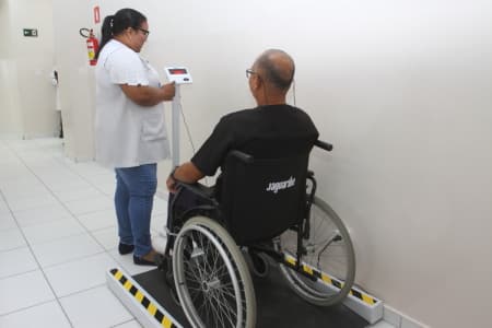 Secretaria de Saúde de Jacareí investe em balanças para medição de peso corporal para cadeirantes