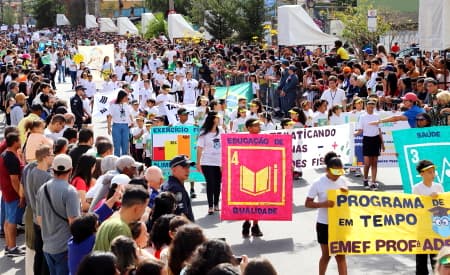 População prestigia desfile cívico de 7 de setembro