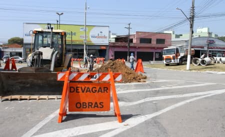 Rua Santa Helena, no bairro São João, está passando por obras de drenagem e pavimentação