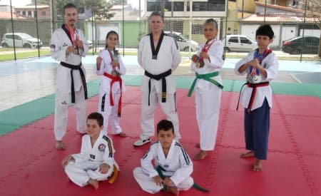 Atletas participam de treino regional de Taekwondo, em Jacareí