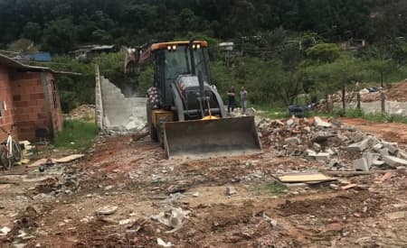 Prefeitura de Jacareí remove construções irregulares no Rio Comprido
