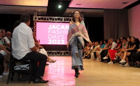 Reta final de preparação: modelos e estilistas fazem ajustes finais nas roupas para desfile do Jacareí Fashion Days