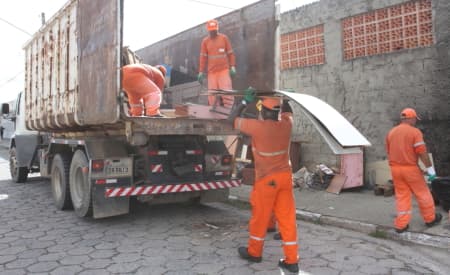 Operação Cata-Treco acontece na manhã desta quinta-feira (11), no Pq. Meia-Lua e Jd. Conquista, recolhendo móveis velhos, eletrônicos e outros materiais