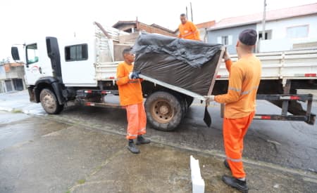 8 caminhões, com mais de 26 toneladas de materiais recolhidos, foram usados pela Operação Cata-Treco, no Bairro Bandeira Branca II, em Jacareí