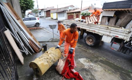 Operação Cata-Treco acontece simultaneamente no Lagoa Azul II, no Parque Meia-Lua; e Coração Valente, no Bandeira Branca; nesta sexta-feira, em Jacareí