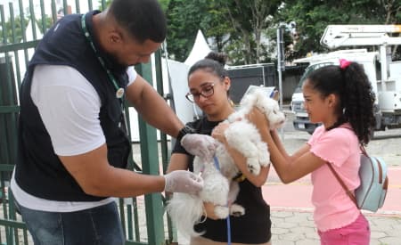 Prefeitura de Jacareí realiza vacinação antirrábica para cães e gatos, neste sábado (23), no Parque Meia-Lua