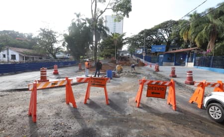 Construção de galerias de águas pluviais na Rua Irajá, no Jd. Luiza, representa última fase das obras de drenagem. Veja o que foi feito, prazos e desvios.