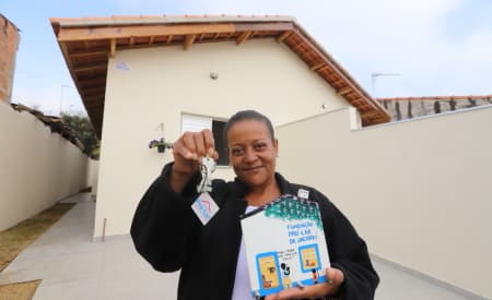 Famílias recebem a chave da casa própria e comemoram entrega do novo lar, em Jacareí