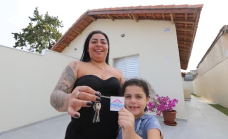 Fundação Pró-Lar de Jacareí entrega chaves de novas casas, no Jardim Yolanda