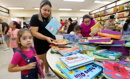 Alunos e seus familiares prestigiam entrega de livros em mais uma edição da FLIJ 2024