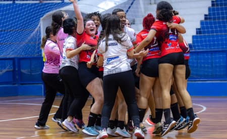 Time juvenil feminino de Jacareí é campeão invicto da Liga Paulistana de Handebol 2024