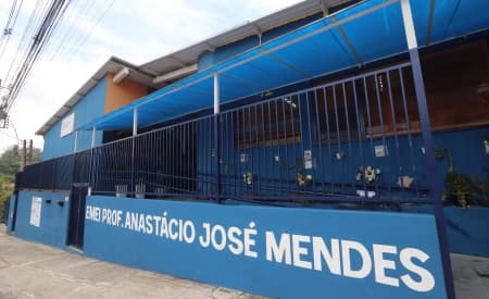 Entronização de escolas faz homenagem a professores, em Jacareí
