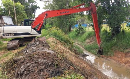Combate às enchentes! Secretaria de Infraestrutura realiza limpeza em valas e córregos