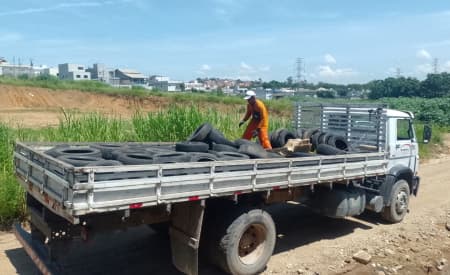 Prefeitura recolhe mais de 80 pneus descartados em terrenos da cidade