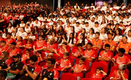 Abertura da temporada esportiva de 2025 reúne mais de 500 atletas de Jacareí, no Teatro Municipal