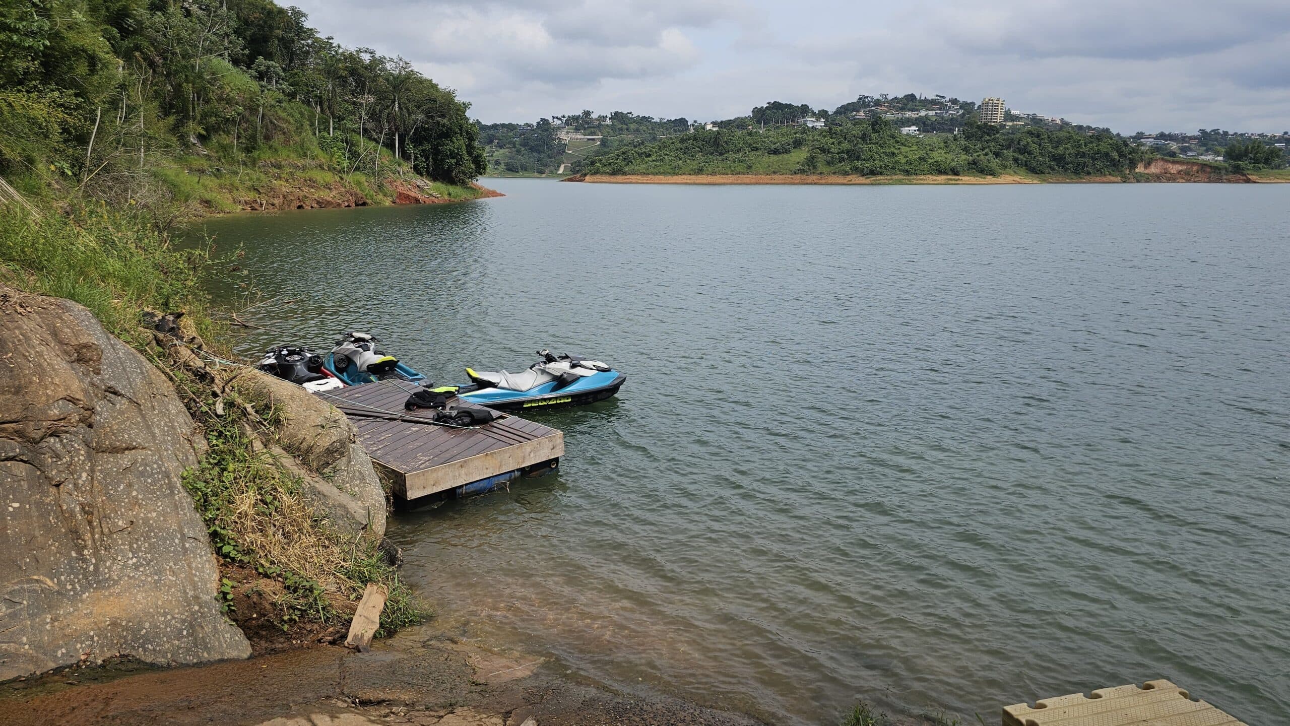 Operação conjunta autua espaço de eventos e acirra fiscalização contra uso ilegal de jet skis na Represa do Jaguari