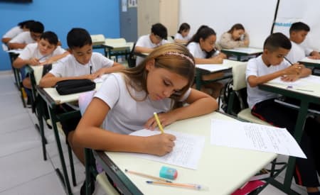 Educação dá início à aplicação de novas avaliações de aprendizagem para 12 mil estudantes