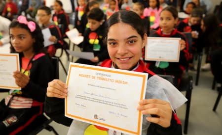 Cerca de 400 alunos de Jacareí participam de formatura e se tornam Agente de Trânsito Mirim