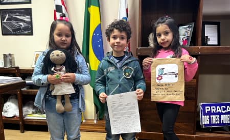 Estudantes de escola municipal conhecem gabinete e levam pedidos ao Paço