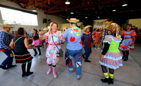 Arraial julino diverte os participantes da Casa Viva Vida com quadrilha e comidas típicas