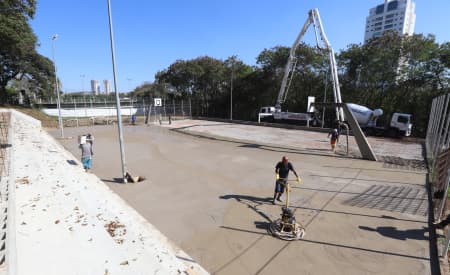 Obras da Prainha Beira-Rio avançam com concretagem de quadra e arquibancada