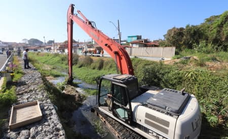 Secretaria de Infraestrutura intensifica limpeza de córregos e valas