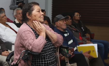 Entrega de 45 títulos de regularização fundiária emociona famílias de cinco bairros